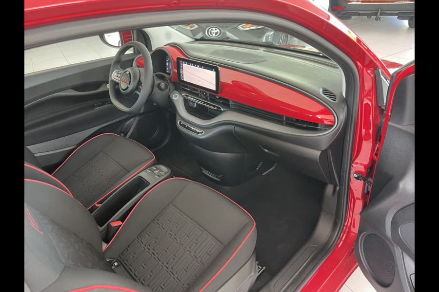 Fiat 500E Red 42 kwh Achteruitrijcamera - Airco - Parkeersensor achter - Navigatiesysteem - Apple carplay - Cruise control - Licht metalen velgen 16 inch - Radio - Ramen elektrisch - Multifunctioneel stuurwiel -  - Draadloze telefoonoplader - Led verlichting - Automaat - Usb aansluiting - Bluetooth
