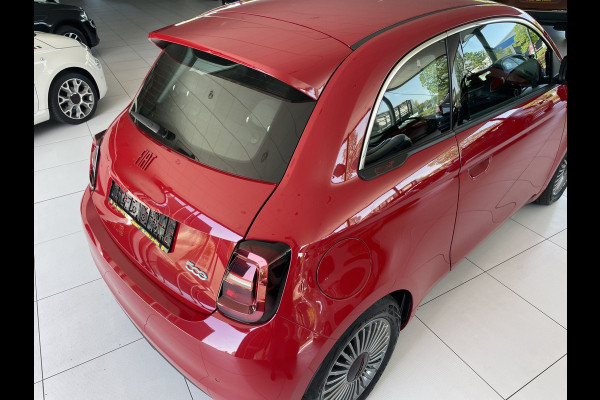 Fiat 500E Red 42 kwh Achteruitrijcamera - Airco - Parkeersensor achter - Navigatiesysteem - Apple carplay - Cruise control - Licht metalen velgen 16 inch - Radio - Ramen elektrisch - Multifunctioneel stuurwiel -  - Draadloze telefoonoplader - Led verlichting - Automaat - Usb aansluiting - Bluetooth
