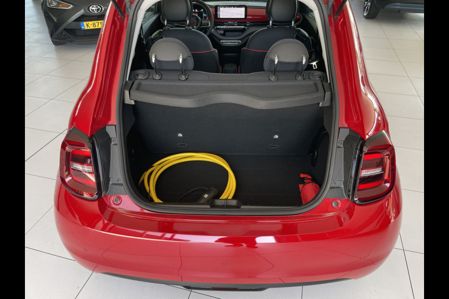 Fiat 500E Red 42 kwh Achteruitrijcamera - Airco - Parkeersensor achter - Navigatiesysteem - Apple carplay - Cruise control - Licht metalen velgen 16 inch - Radio - Ramen elektrisch - Multifunctioneel stuurwiel -  - Draadloze telefoonoplader - Led verlichting - Automaat - Usb aansluiting - Bluetooth