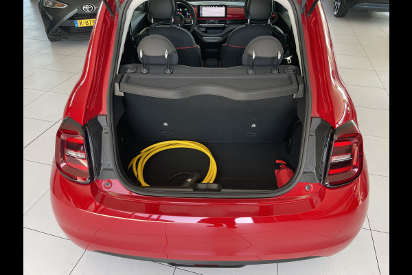 Fiat 500E Red 42 kwh Achteruitrijcamera - Airco - Parkeersensor achter - Navigatiesysteem - Apple carplay - Cruise control - Licht metalen velgen 16 inch - Radio - Ramen elektrisch - Multifunctioneel stuurwiel -  - Draadloze telefoonoplader - Led verlichting - Automaat - Usb aansluiting - Bluetooth