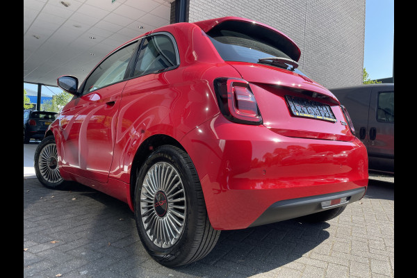 Fiat 500E Red 42 kwh Achteruitrijcamera - Airco - Parkeersensor achter - Navigatiesysteem - Apple carplay - Cruise control - Licht metalen velgen 16 inch - Radio - Ramen elektrisch - Multifunctioneel stuurwiel -  - Draadloze telefoonoplader - Led verlichting - Automaat - Usb aansluiting - Bluetooth