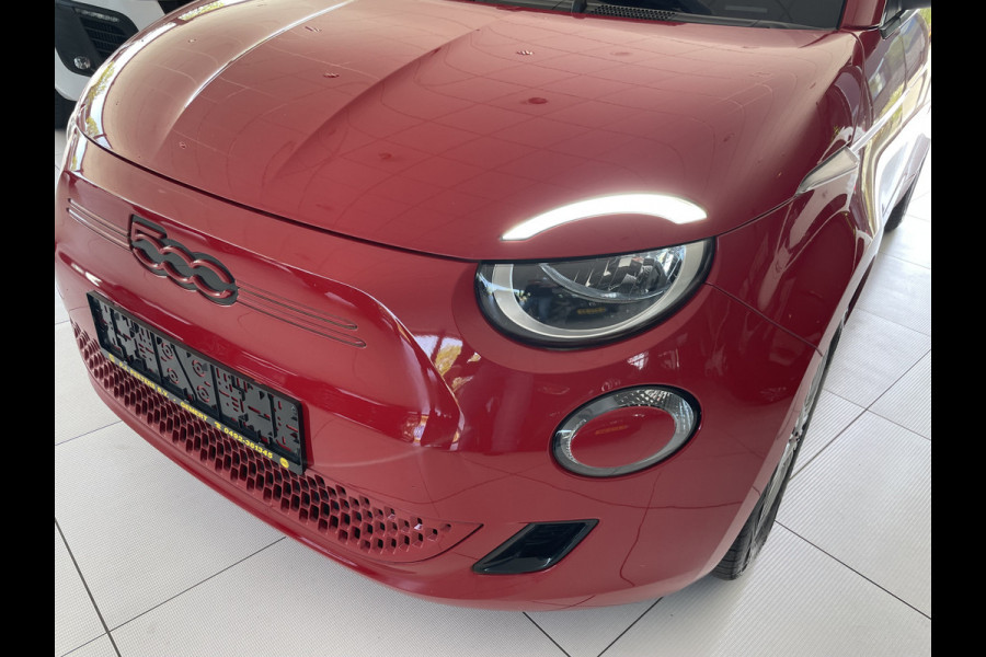 Fiat 500E Red 42 kwh Achteruitrijcamera - Airco - Parkeersensor achter - Navigatiesysteem - Apple carplay - Cruise control - Licht metalen velgen 16 inch - Radio - Ramen elektrisch - Multifunctioneel stuurwiel -  - Draadloze telefoonoplader - Led verlichting - Automaat - Usb aansluiting - Bluetooth