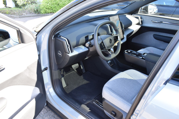 Volvo EX30 Extended Range Ultra 69 kWh | Trekhaak | Woolblend | Panodak | Elektr. Stoel | ACC