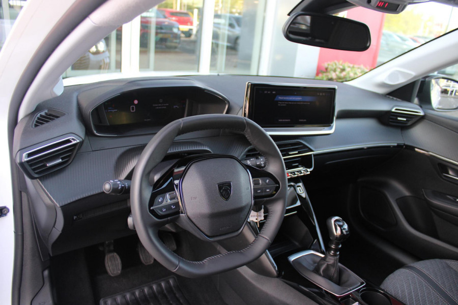 Peugeot 208 1.2 100PK ALLURE | PARKEERSENSOREN VOOR + ACHTER | DRAADLOZE APPLE CARPLAY/ANDROID AUTO | CRUISE CONTROL | DAB+ RADIO | CLIMATE CONTROL | LED KOPLAMPEN | LICHTMETALEN VELGEN 16" |