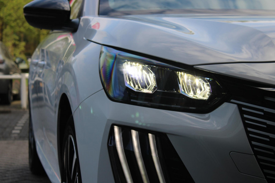 Peugeot 208 1.2 100PK ALLURE | PARKEERSENSOREN VOOR + ACHTER | DRAADLOZE APPLE CARPLAY/ANDROID AUTO | CRUISE CONTROL | DAB+ RADIO | CLIMATE CONTROL | LED KOPLAMPEN | LICHTMETALEN VELGEN 16" |