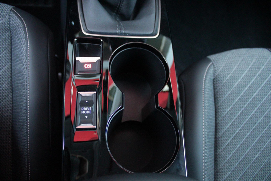 Peugeot 208 1.2 100PK ALLURE | PARKEERSENSOREN VOOR + ACHTER | DRAADLOZE APPLE CARPLAY/ANDROID AUTO | CRUISE CONTROL | DAB+ RADIO | CLIMATE CONTROL | LED KOPLAMPEN | LICHTMETALEN VELGEN 16" |