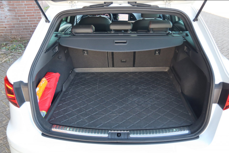 Seat Leon ST 1.5 TSI FR Edition Black / PANODAK / ACC / BEATS / KEYLESS / CAMERA