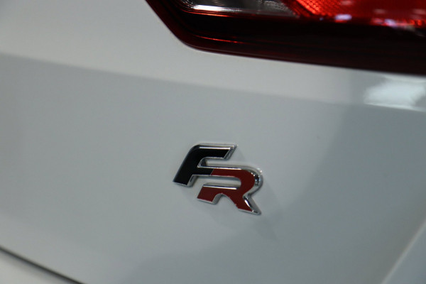 Seat Leon ST 1.5 TSI FR Edition Black / PANODAK / ACC / BEATS / KEYLESS / CAMERA