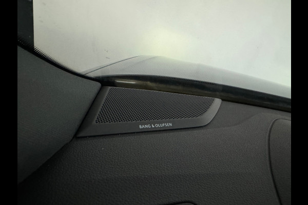 Audi RSQ3 Sportback 2.5 TFSI Pano|Memory|B&O|Trekhaak|Sfeer