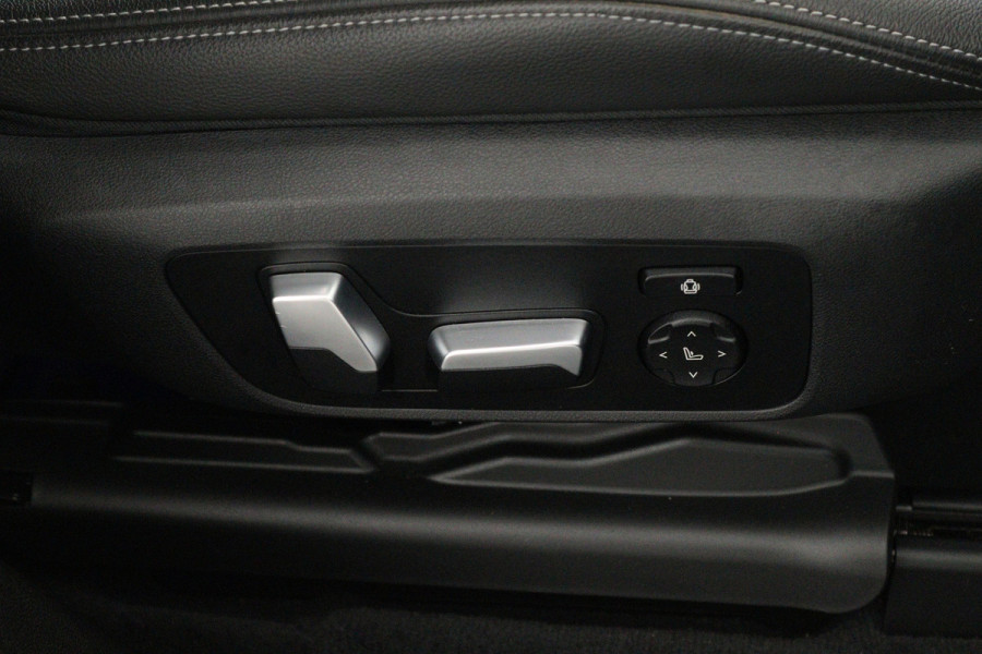 BMW X3 XDrive30i High Executive (PANORAMADAK, TREKHAAK, STOELVERWARMING, CAMERA, ELEKTR STOELEN, DEALER ONDERHOUDEN)