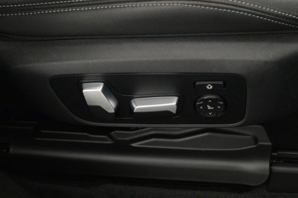 BMW X3 XDrive30i High Executive (PANORAMADAK, TREKHAAK, STOELVERWARMING, CAMERA, ELEKTR STOELEN, DEALER ONDERHOUDEN)
