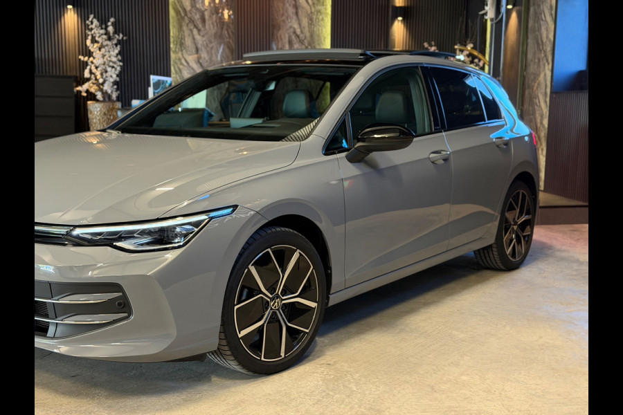 Volkswagen Golf 1.5 eTSI R-Line|50 Edition|PANO|FULL OPTIONS