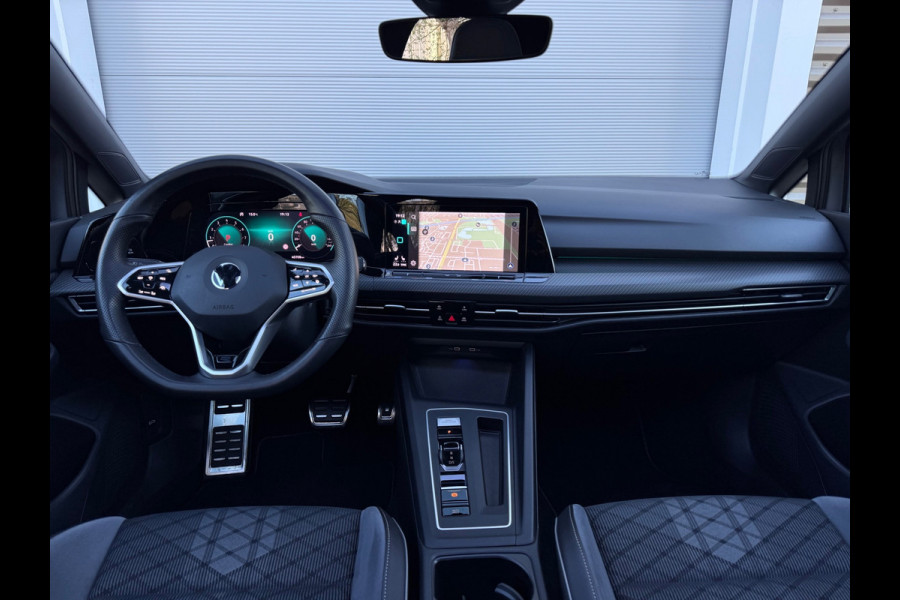Volkswagen Golf 1.5 eTSI R-Line Pano/Matrix/Camera