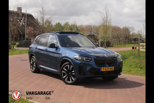BMW iX3 Executive 80 kWh | Panoramadak | Camera | Sfeerverlichting | Apple Carplay | Cruise Control |