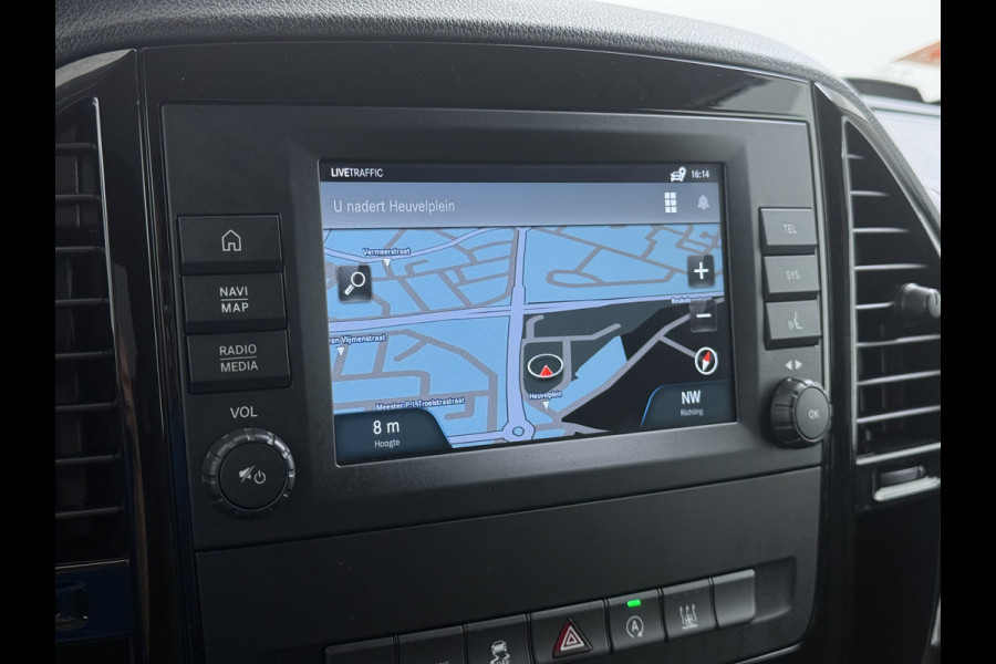 Mercedes-Benz Vito 116CDI 164pk AUT-9 Navi Adaptive-Control Camera *Sortimo Kasten* PDC-a+v Lane-Assist Sport/Comfort-Stoelen+Verwarmd Trekhaak Ecc Betonplex Vloer Schuifdeur Achterdeuren Licht-/regensensor Zijwind assistent Getint-Glas1e Eigenaar 2.500KG Trekgewicht 54.251 ex ex nieuw (86.370 inc inc.))