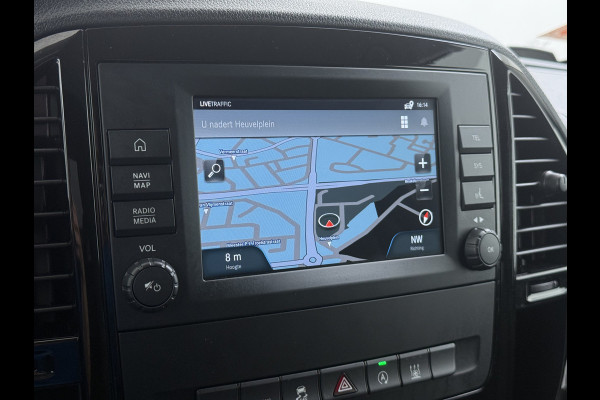 Mercedes-Benz Vito 116CDI 164pk AUT-9 Navi Adaptive-Control Camera *Sortimo Kasten* PDC-a+v Lane-Assist Sport/Comfort-Stoelen+Verwarmd Trekhaak Ecc Betonplex Vloer Schuifdeur Achterdeuren Licht-/regensensor Zijwind assistent Getint-Glas1e Eigenaar 2.500KG Trekgewicht 54.251 ex ex nieuw (86.370 inc inc.))