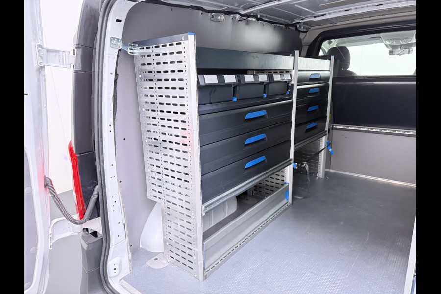 Mercedes-Benz Vito 116CDI 164pk AUT-9 Navi Adaptive-Control Camera *Sortimo Kasten* PDC-a+v Lane-Assist Sport/Comfort-Stoelen+Verwarmd Trekhaak Ecc Betonplex Vloer Schuifdeur Achterdeuren Licht-/regensensor Zijwind assistent Getint-Glas1e Eigenaar 2.500KG Trekgewicht 54.251 ex ex nieuw (86.370 inc inc.))