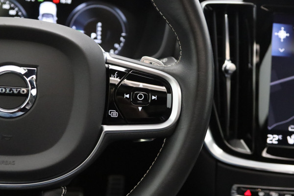 Volvo V60 2.0 T8 Twin Engine AWD 390 PK R-Design PHEV, Panoramadak, LED, 19" LM, Memory