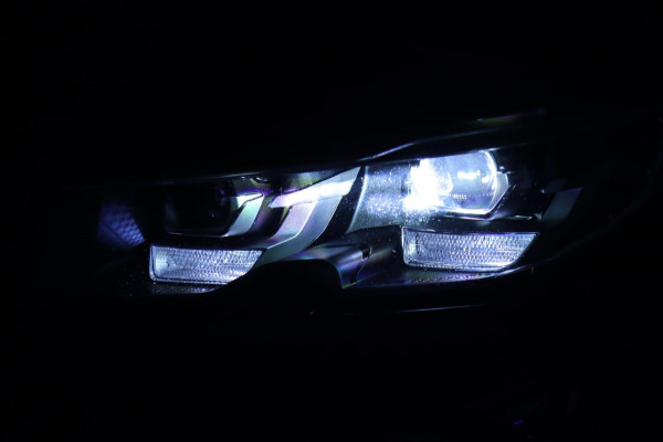 BMW 3 Serie Touring 330e M Sport / PANO / LIVE COCKPIT / CAMERA / DEALER SERVICE / STOELVERW
