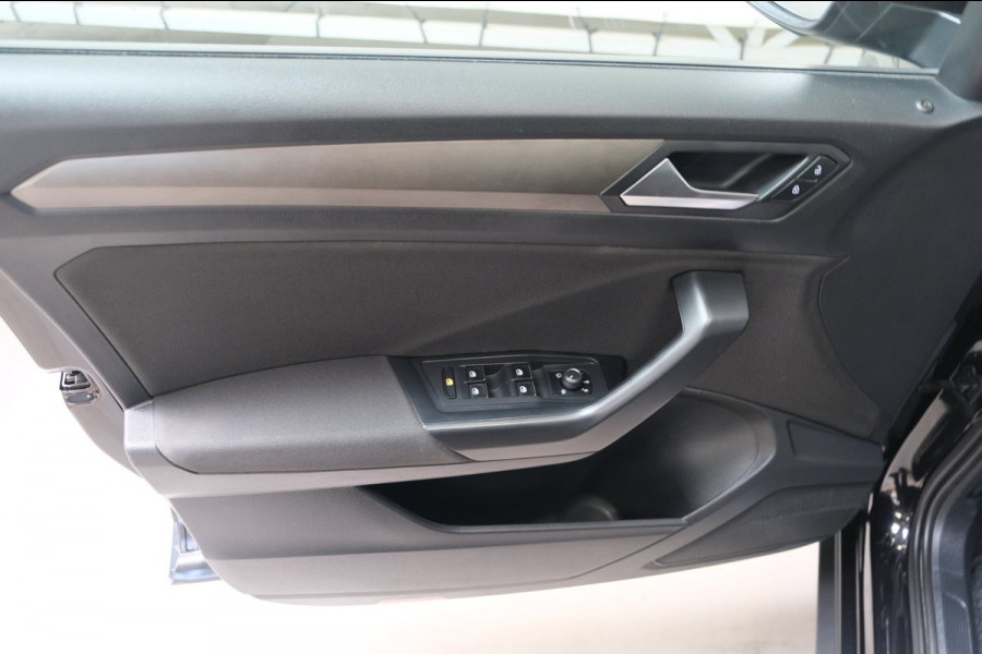 Volkswagen T-Roc 1.0 TSI Style - N.A.P. Airco, Cruise, Navi, PDC, Camera, Carplay.