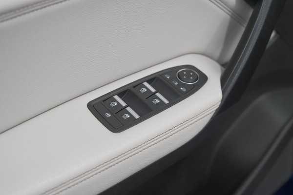 Renault Captur 1.6 E-Tech Plug-in Hybrid 160 Initiale Paris | 360 Camera | Dodehoekdetectie | Pack Winter | Apple Carplay