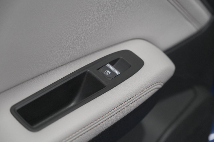 Renault Captur 1.6 E-Tech Plug-in Hybrid 160 Initiale Paris | 360 Camera | Dodehoekdetectie | Pack Winter | Apple Carplay