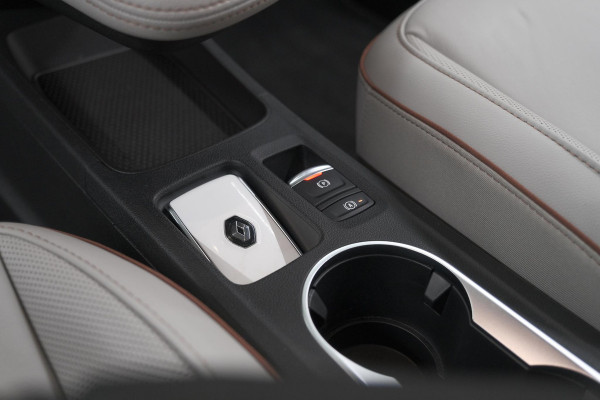 Renault Captur 1.6 E-Tech Plug-in Hybrid 160 Initiale Paris | 360 Camera | Dodehoekdetectie | Pack Winter | Apple Carplay