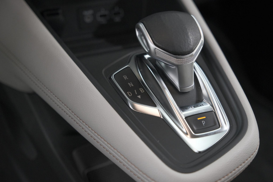 Renault Captur 1.6 E-Tech Plug-in Hybrid 160 Initiale Paris | 360 Camera | Dodehoekdetectie | Pack Winter | Apple Carplay