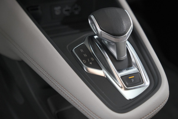 Renault Captur 1.6 E-Tech Plug-in Hybrid 160 Initiale Paris | 360 Camera | Dodehoekdetectie | Pack Winter | Apple Carplay