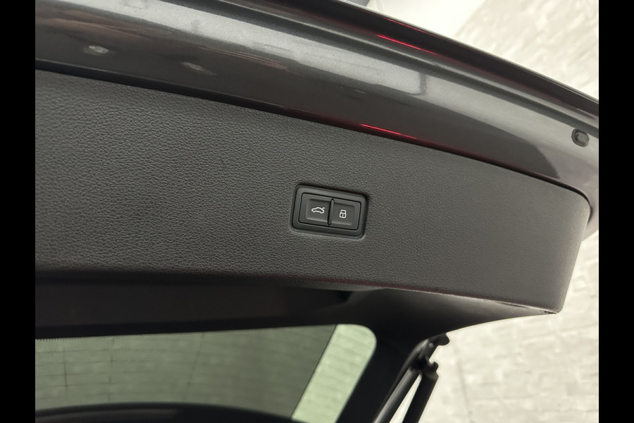 Audi Q8 60 462pk Competition S-Line | 11-2022 | RS Leder | Carbon | Softclose | 360 Camera | ACC | Panorama | Luchtvering | Nachtzicht Cam | Headup | LED-Matrix | Trekhaak | Lane & Side Assist | Led Sfeerverlichting | Keyless-Entry | | Black-Optic | Rijklaar incl. Bovag Garantie.
