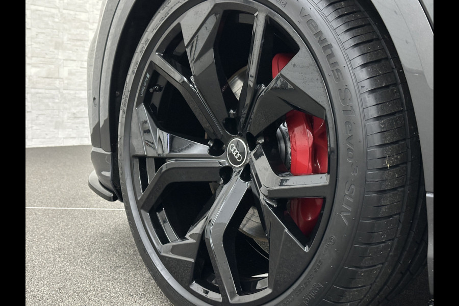 Audi Q8 60 462pk Competition S-Line | 11-2022 | RS Leder | Carbon | Softclose | 360 Camera | ACC | Panorama | Luchtvering | Nachtzicht Cam | Headup | LED-Matrix | Trekhaak | Lane & Side Assist | Led Sfeerverlichting | Keyless-Entry | | Black-Optic | Rijklaar incl. Bovag Garantie.