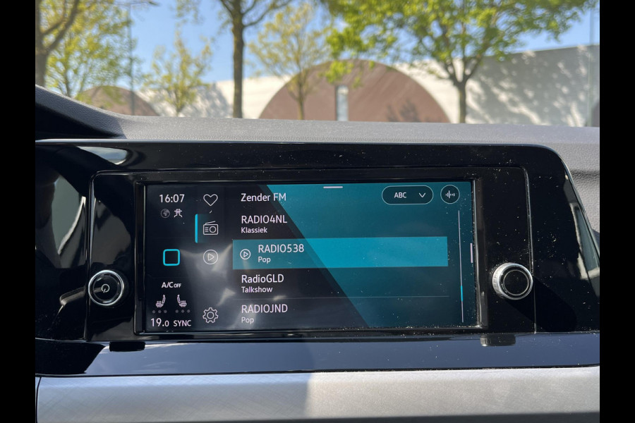 Volkswagen Golf 1.0 eTSI Life Business AUTOMAAT| ADAPTIVE CRUISE CONTROL| STOEL+ STUURVERWARMING| APPLE CARPLAY/ ANDROID AUTO| 18 INCH HOOGLANS ZWARTE VELGEN| BTW| RIJKLAAPRIJS INCL. 12 MND BOVAG GARANTIE