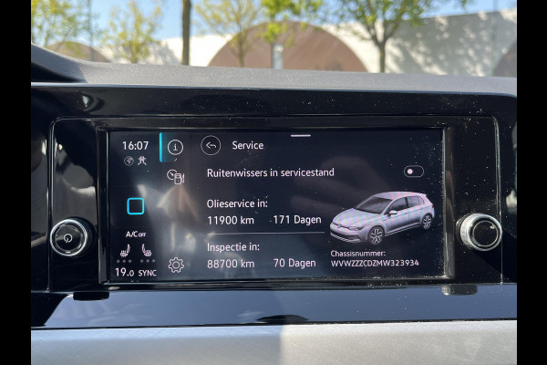 Volkswagen Golf 1.0 eTSI Life Business AUTOMAAT| ADAPTIVE CRUISE CONTROL| STOEL+ STUURVERWARMING| APPLE CARPLAY/ ANDROID AUTO| 18 INCH HOOGLANS ZWARTE VELGEN| BTW| RIJKLAAPRIJS INCL. 12 MND BOVAG GARANTIE