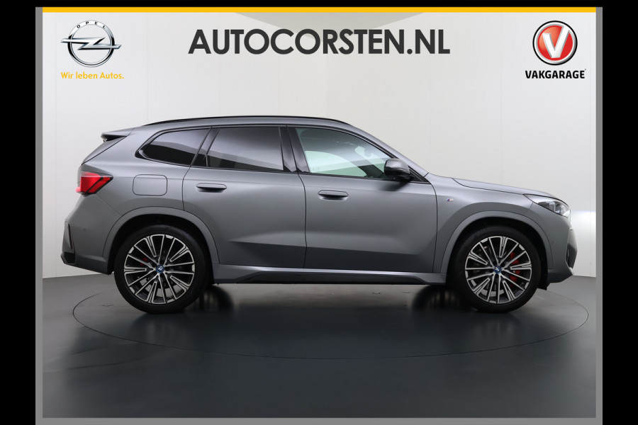 BMW X1 xDrive30e AUT-7 327pk 4WD Leer Pano-Dak/Hef-Dak FROZEN-PURE-GREY Sport-Stoel+Elektr.+Geheugen+Verwarmd M-Sport-Pro +M-Exterieur+ Adaptive-Cruise AWD StuurVerwarmd Zwarte-Hemel Travelpack Park-Assist PDC-a+v Draadloze lader Innovations-pakket Comfort-Pack € 75.000,- nieuw,  orig.NLse auto! 5,6 sec 0-100 1.800kg trekvermogen tot max 80-90km wltp elektrisch