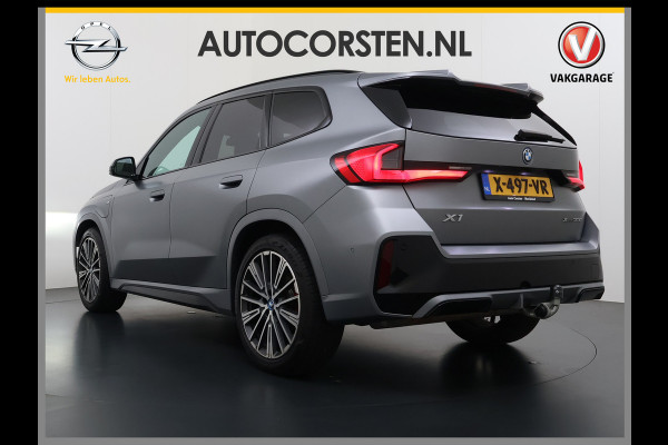 BMW X1 xDrive30e AUT-7 327pk 4WD Leer Pano-Dak/Hef-Dak FROZEN-PURE-GREY Sport-Stoel+Elektr.+Geheugen+Verwarmd M-Sport-Pro +M-Exterieur+ Adaptive-Cruise AWD StuurVerwarmd Zwarte-Hemel Travelpack Park-Assist PDC-a+v Draadloze lader Innovations-pakket Comfort-Pack € 75.000,- nieuw,  orig.NLse auto! 5,6 sec 0-100 1.800kg trekvermogen tot max 80-90km wltp elektrisch