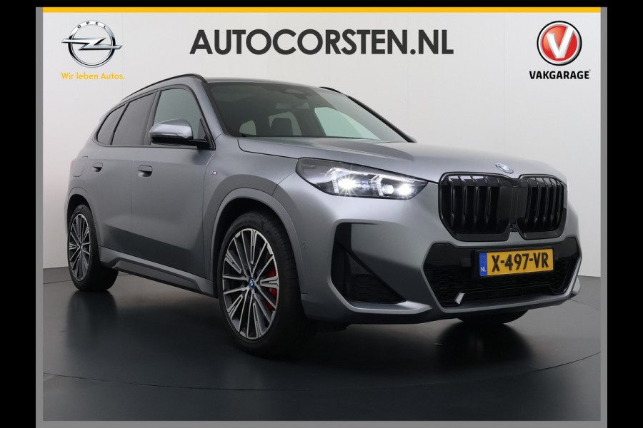 BMW X1 xDrive30e AUT-7 327pk 4WD Leer Pano-Dak/Hef-Dak FROZEN-PURE-GREY Sport-Stoel+Elektr.+Geheugen+Verwarmd M-Sport-Pro +M-Exterieur+ Adaptive-Cruise AWD StuurVerwarmd Zwarte-Hemel Travelpack Park-Assist PDC-a+v Draadloze lader Innovations-pakket Comfort-Pack € 75.000,- nieuw,  orig.NLse auto! 5,6 sec 0-100 1.800kg trekvermogen tot max 80-90km wltp elektrisch