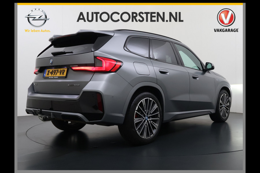 BMW X1 xDrive30e AUT-7 327pk 4WD Leer Pano-Dak/Hef-Dak FROZEN-PURE-GREY Sport-Stoel+Elektr.+Geheugen+Verwarmd M-Sport-Pro +M-Exterieur+ Adaptive-Cruise AWD StuurVerwarmd Zwarte-Hemel Travelpack Park-Assist PDC-a+v Draadloze lader Innovations-pakket Comfort-Pack € 75.000,- nieuw,  orig.NLse auto! 5,6 sec 0-100 1.800kg trekvermogen tot max 80-90km wltp elektrisch
