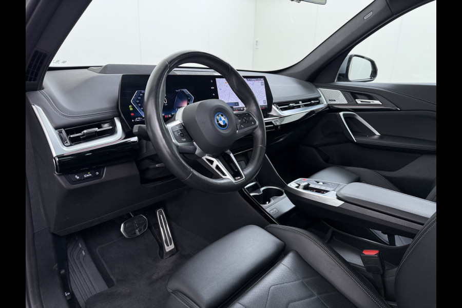 BMW X1 xDrive30e AUT-7 327pk 4WD Leer Pano-Dak/Hef-Dak FROZEN-PURE-GREY Sport-Stoel+Elektr.+Geheugen+Verwarmd M-Sport-Pro +M-Exterieur+ Adaptive-Cruise AWD StuurVerwarmd Zwarte-Hemel Travelpack Park-Assist PDC-a+v Draadloze lader Innovations-pakket Comfort-Pack € 75.000,- nieuw,  orig.NLse auto! 5,6 sec 0-100 1.800kg trekvermogen tot max 80-90km wltp elektrisch
