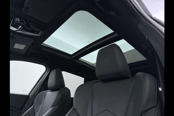 BMW X1 xDrive30e AUT-7 327pk 4WD Leer Pano-Dak/Hef-Dak FROZEN-PURE-GREY Sport-Stoel+Elektr.+Geheugen+Verwarmd M-Sport-Pro +M-Exterieur+ Adaptive-Cruise AWD StuurVerwarmd Zwarte-Hemel Travelpack Park-Assist PDC-a+v Draadloze lader Innovations-pakket Comfort-Pack € 75.000,- nieuw,  orig.NLse auto! 5,6 sec 0-100 1.800kg trekvermogen tot max 80-90km wltp elektrisch