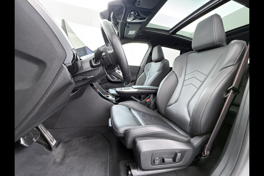 BMW X1 xDrive30e AUT-7 327pk 4WD Leer Pano-Dak/Hef-Dak FROZEN-PURE-GREY Sport-Stoel+Elektr.+Geheugen+Verwarmd M-Sport-Pro +M-Exterieur+ Adaptive-Cruise AWD StuurVerwarmd Zwarte-Hemel Travelpack Park-Assist PDC-a+v Draadloze lader Innovations-pakket Comfort-Pack € 75.000,- nieuw,  orig.NLse auto! 5,6 sec 0-100 1.800kg trekvermogen tot max 80-90km wltp elektrisch