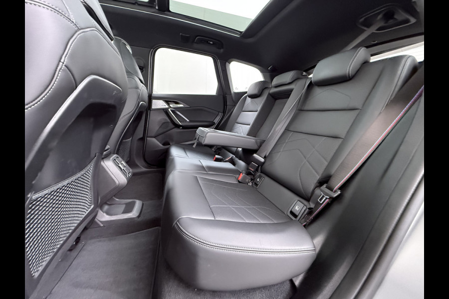 BMW X1 xDrive30e AUT-7 327pk 4WD Leer Pano-Dak/Hef-Dak FROZEN-PURE-GREY Sport-Stoel+Elektr.+Geheugen+Verwarmd M-Sport-Pro +M-Exterieur+ Adaptive-Cruise AWD StuurVerwarmd Zwarte-Hemel Travelpack Park-Assist PDC-a+v Draadloze lader Innovations-pakket Comfort-Pack € 75.000,- nieuw,  orig.NLse auto! 5,6 sec 0-100 1.800kg trekvermogen tot max 80-90km wltp elektrisch