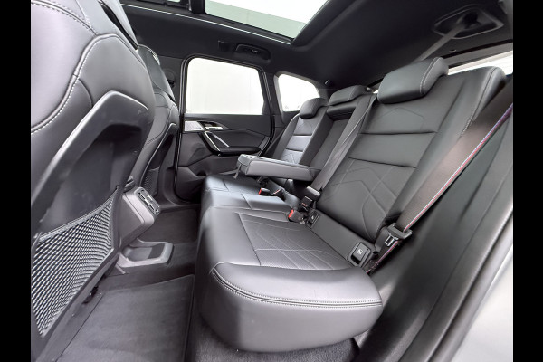 BMW X1 xDrive30e AUT-7 327pk 4WD Leer Pano-Dak/Hef-Dak FROZEN-PURE-GREY Sport-Stoel+Elektr.+Geheugen+Verwarmd M-Sport-Pro +M-Exterieur+ Adaptive-Cruise AWD StuurVerwarmd Zwarte-Hemel Travelpack Park-Assist PDC-a+v Draadloze lader Innovations-pakket Comfort-Pack € 75.000,- nieuw,  orig.NLse auto! 5,6 sec 0-100 1.800kg trekvermogen tot max 80-90km wltp elektrisch