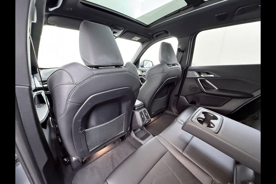 BMW X1 xDrive30e AUT-7 327pk 4WD Leer Pano-Dak/Hef-Dak FROZEN-PURE-GREY Sport-Stoel+Elektr.+Geheugen+Verwarmd M-Sport-Pro +M-Exterieur+ Adaptive-Cruise AWD StuurVerwarmd Zwarte-Hemel Travelpack Park-Assist PDC-a+v Draadloze lader Innovations-pakket Comfort-Pack € 75.000,- nieuw,  orig.NLse auto! 5,6 sec 0-100 1.800kg trekvermogen tot max 80-90km wltp elektrisch
