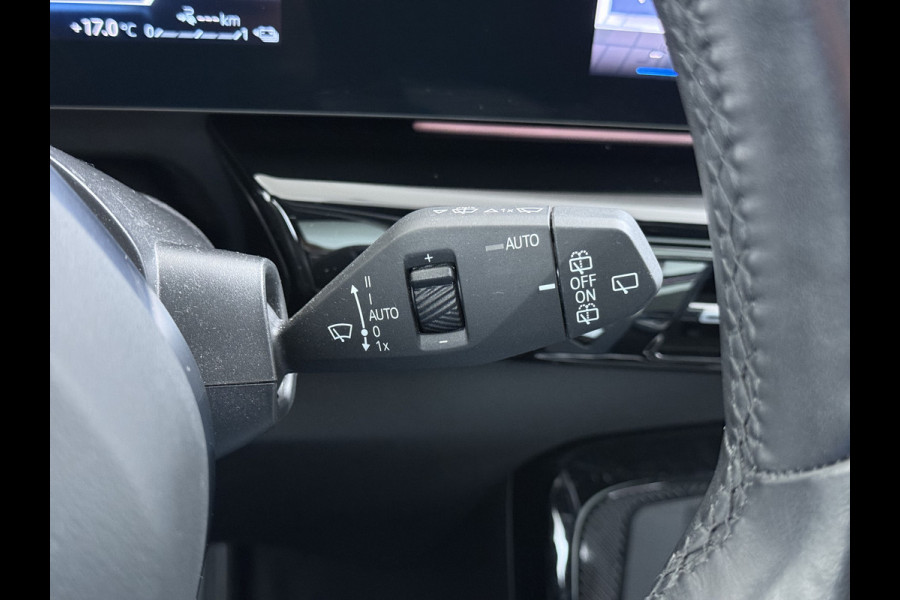 BMW X1 xDrive30e AUT-7 327pk 4WD Leer Pano-Dak/Hef-Dak FROZEN-PURE-GREY Sport-Stoel+Elektr.+Geheugen+Verwarmd M-Sport-Pro +M-Exterieur+ Adaptive-Cruise AWD StuurVerwarmd Zwarte-Hemel Travelpack Park-Assist PDC-a+v Draadloze lader Innovations-pakket Comfort-Pack € 75.000,- nieuw,  orig.NLse auto! 5,6 sec 0-100 1.800kg trekvermogen tot max 80-90km wltp elektrisch