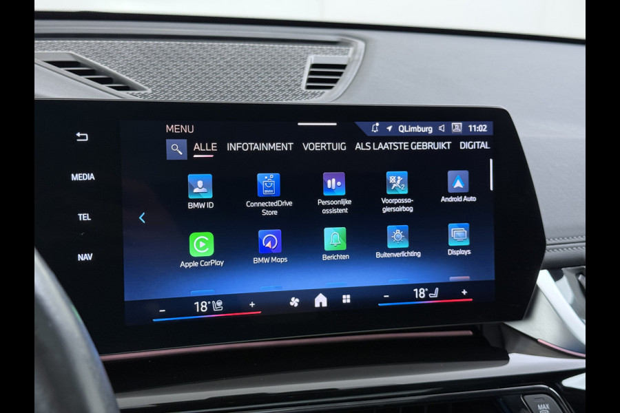 BMW X1 xDrive30e AUT-7 327pk 4WD Leer Pano-Dak/Hef-Dak FROZEN-PURE-GREY Sport-Stoel+Elektr.+Geheugen+Verwarmd M-Sport-Pro +M-Exterieur+ Adaptive-Cruise AWD StuurVerwarmd Zwarte-Hemel Travelpack Park-Assist PDC-a+v Draadloze lader Innovations-pakket Comfort-Pack € 75.000,- nieuw,  orig.NLse auto! 5,6 sec 0-100 1.800kg trekvermogen tot max 80-90km wltp elektrisch
