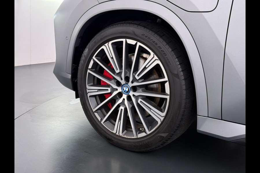 BMW X1 xDrive30e AUT-7 327pk 4WD Leer Pano-Dak/Hef-Dak FROZEN-PURE-GREY Sport-Stoel+Elektr.+Geheugen+Verwarmd M-Sport-Pro +M-Exterieur+ Adaptive-Cruise AWD StuurVerwarmd Zwarte-Hemel Travelpack Park-Assist PDC-a+v Draadloze lader Innovations-pakket Comfort-Pack € 75.000,- nieuw,  orig.NLse auto! 5,6 sec 0-100 1.800kg trekvermogen tot max 80-90km wltp elektrisch