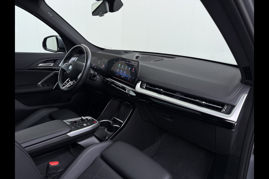 BMW X1 xDrive30e AUT-7 327pk 4WD Leer Pano-Dak/Hef-Dak FROZEN-PURE-GREY Sport-Stoel+Elektr.+Geheugen+Verwarmd M-Sport-Pro +M-Exterieur+ Adaptive-Cruise AWD StuurVerwarmd Zwarte-Hemel Travelpack Park-Assist PDC-a+v Draadloze lader Innovations-pakket Comfort-Pack € 75.000,- nieuw,  orig.NLse auto! 5,6 sec 0-100 1.800kg trekvermogen tot max 80-90km wltp elektrisch