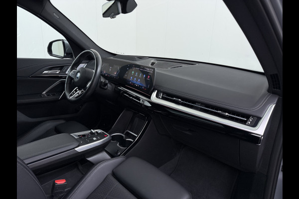BMW X1 xDrive30e AUT-7 327pk 4WD Leer Pano-Dak/Hef-Dak FROZEN-PURE-GREY Sport-Stoel+Elektr.+Geheugen+Verwarmd M-Sport-Pro +M-Exterieur+ Adaptive-Cruise AWD StuurVerwarmd Zwarte-Hemel Travelpack Park-Assist PDC-a+v Draadloze lader Innovations-pakket Comfort-Pack € 75.000,- nieuw,  orig.NLse auto! 5,6 sec 0-100 1.800kg trekvermogen tot max 80-90km wltp elektrisch