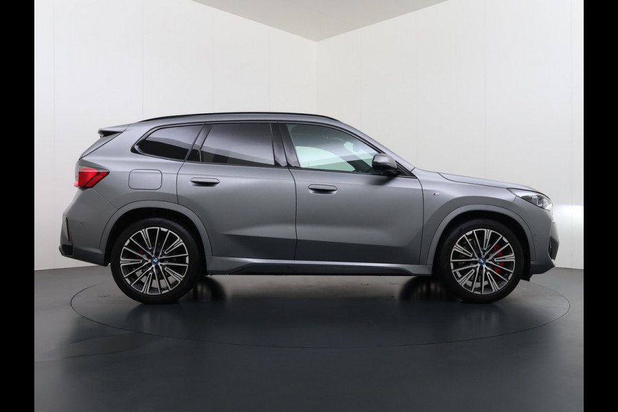 BMW X1 xDrive30e AUT-7 327pk 4WD Leer Pano-Dak/Hef-Dak FROZEN-PURE-GREY Sport-Stoel+Elektr.+Geheugen+Verwarmd M-Sport-Pro +M-Exterieur+ Adaptive-Cruise AWD StuurVerwarmd Zwarte-Hemel Travelpack Park-Assist PDC-a+v Draadloze lader Innovations-pakket Comfort-Pack € 75.000,- nieuw,  orig.NLse auto! 5,6 sec 0-100 1.800kg trekvermogen tot max 80-90km wltp elektrisch