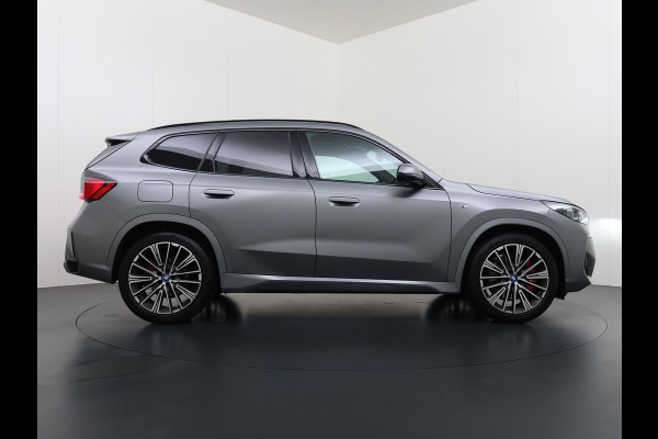 BMW X1 xDrive30e AUT-7 327pk 4WD Leer Pano-Dak/Hef-Dak FROZEN-PURE-GREY Sport-Stoel+Elektr.+Geheugen+Verwarmd M-Sport-Pro +M-Exterieur+ Adaptive-Cruise AWD StuurVerwarmd Zwarte-Hemel Travelpack Park-Assist PDC-a+v Draadloze lader Innovations-pakket Comfort-Pack € 75.000,- nieuw,  orig.NLse auto! 5,6 sec 0-100 1.800kg trekvermogen tot max 80-90km wltp elektrisch